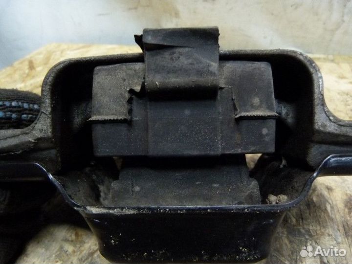 Опора двигателя левая Skoda Octavia (A5 1Z) 2004-2