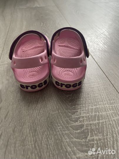 Босоножки для девочки crocs