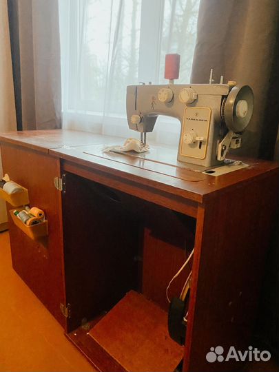 Швейная машина Чайка 142