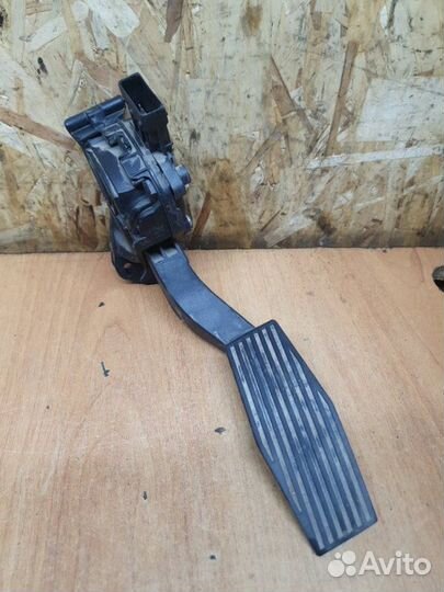 Педаль газа Opel Insignia седан 2.0I A20NHT 2012