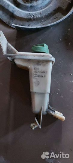 Бачок гидроусилителя на Volkswagen Passat B5