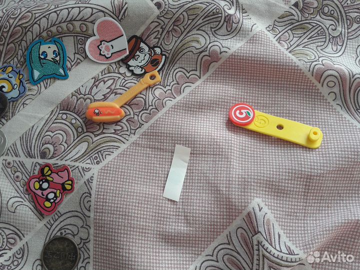 Брелки монеты из Пятёрочки и магнита