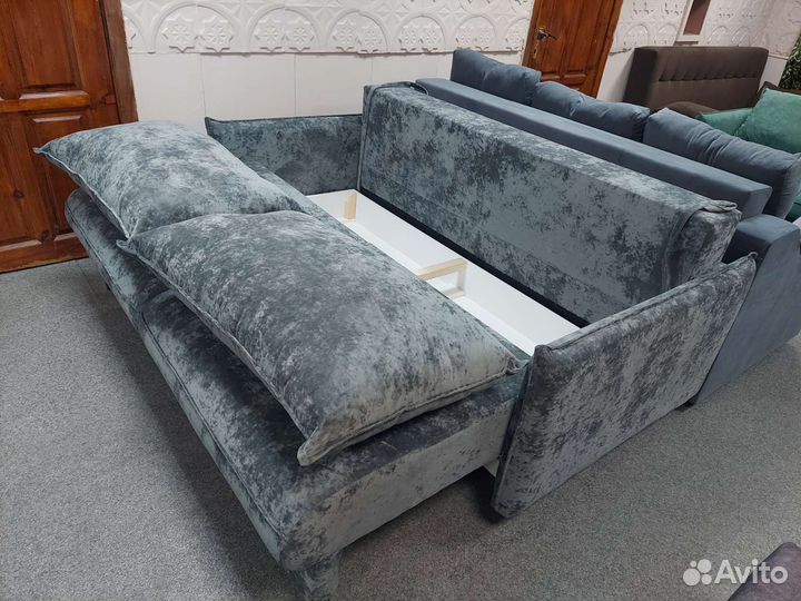 Диван на высоких ножках