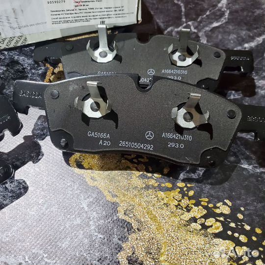 Тормозные колодки передние на mercedes w166 новые