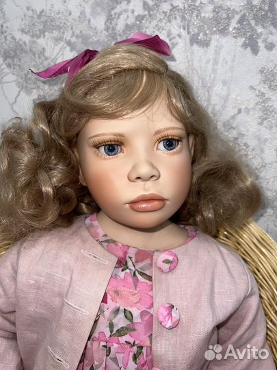 Фарфоровая кукла