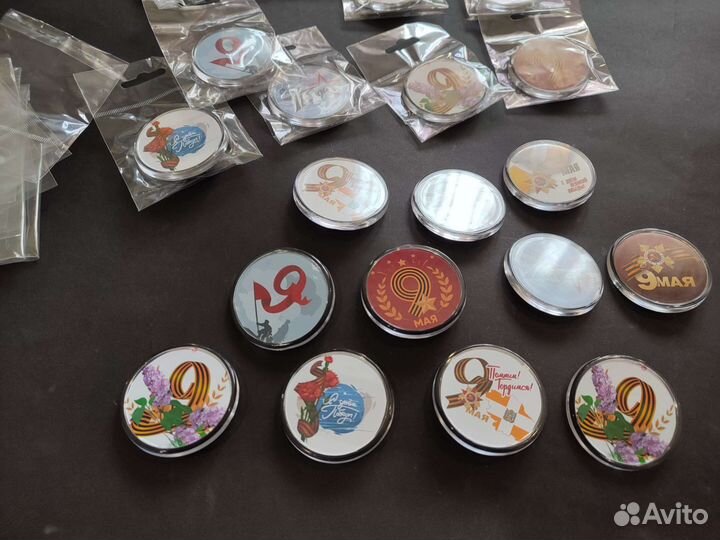 Значки круглые пластиковые 5.6 см на булавке