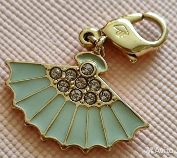 Золотистый кулон 