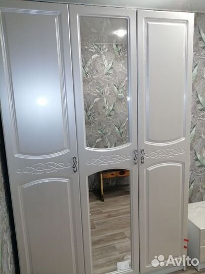 Шкаф трёхстворчатый с зеркалом