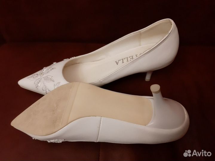 Новые белые туфли