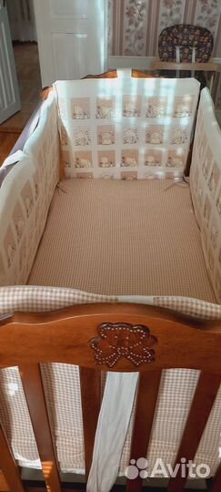 Детская кровать, стул для кормления и постель