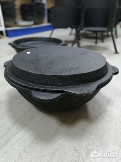 Казан с чугунной крышкой сковородкой