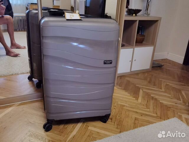 Чемодан на колесах очень большой и очень крепкий купить в Москве ...