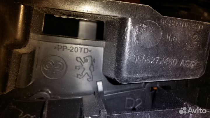 Кронштейн переднего крыла правый Peugeot 308