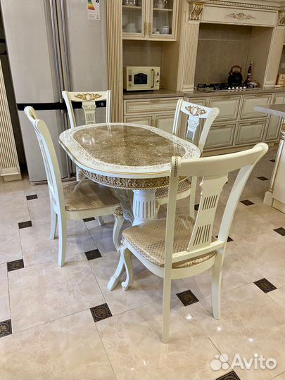 Стол и стулья