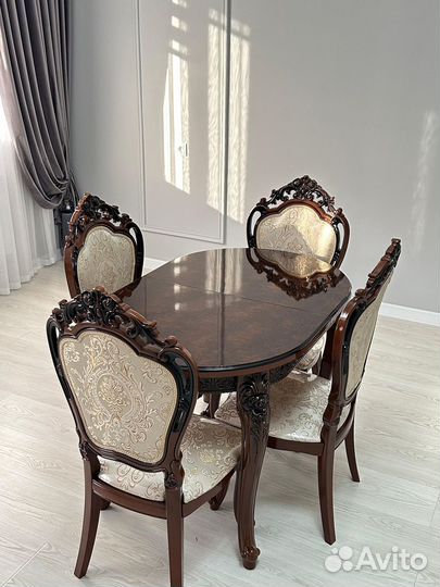 Стол и стулья