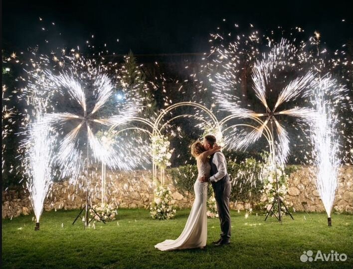 Dj, свет, звук, холодные фонтаны, тяжелый дым