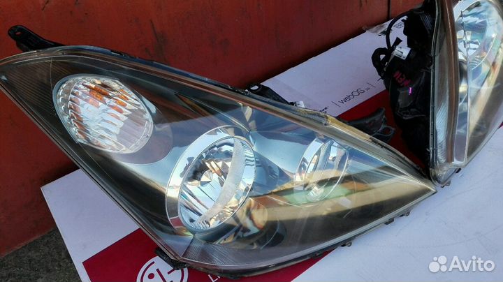 Фара тойота виш правая и левая
