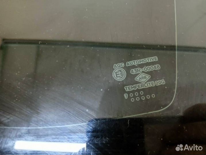 Стекло кузовное глухое правое Renault Duster 2012