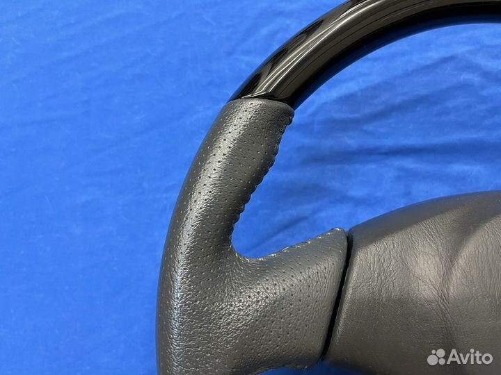 Спортивный руль с черной косточкой Toyota