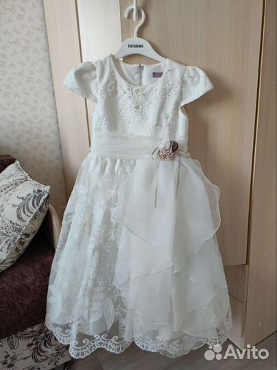 Нарядное белое платье