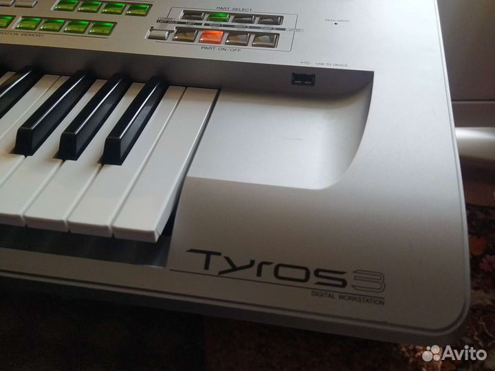 Профессиональный клавишный инструмент Tyros 3