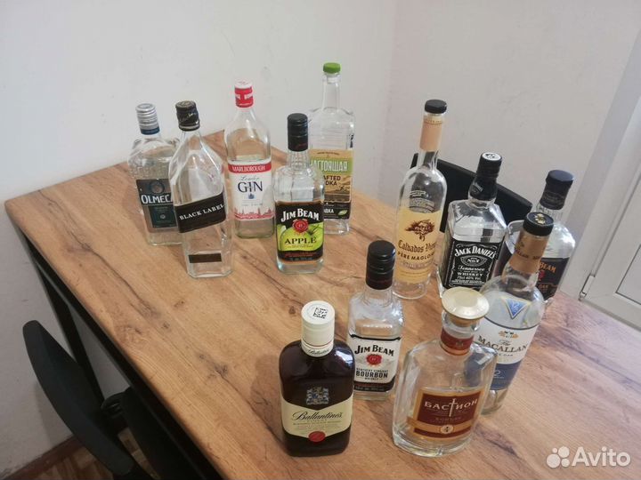 Стеклянные бутылки с крышками