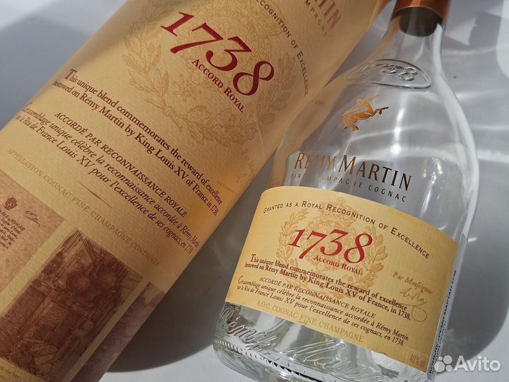 Пустая бутылка Remy Martin с коробкой