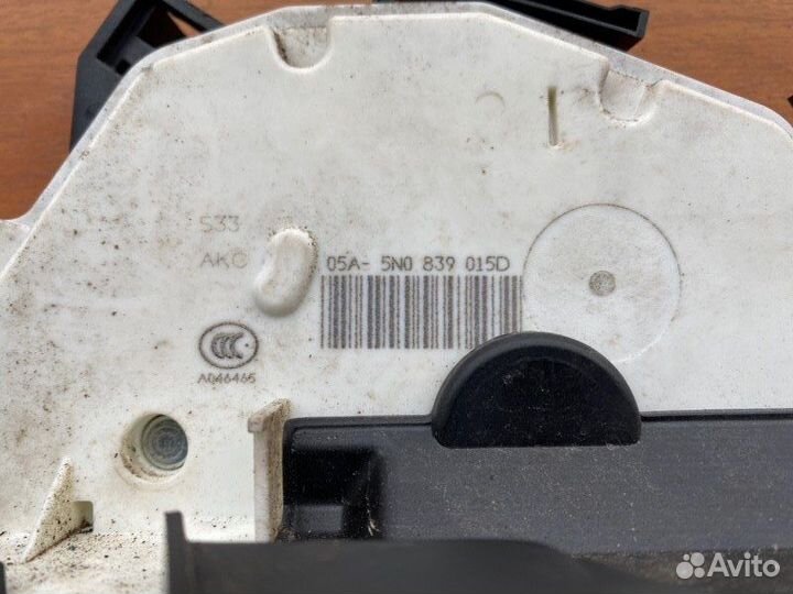 Замок двери задний левый Vw Tiguan cavd 2012