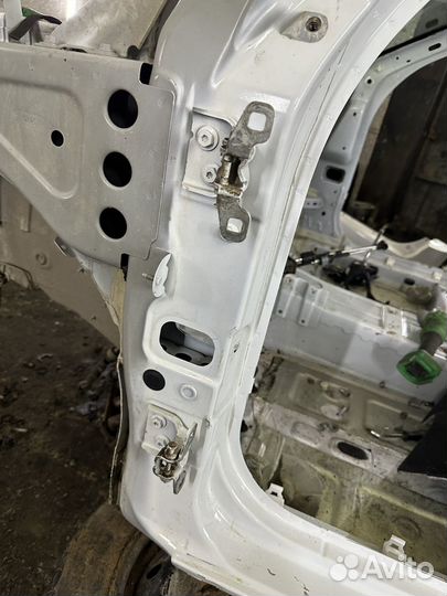 Петля двери LADA Vesta Белые