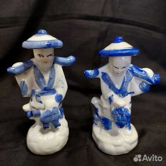 Пара фарфоровых статуэток 