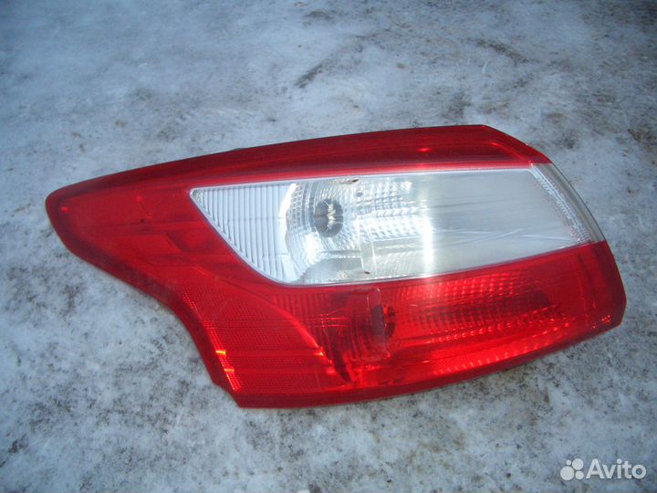 Фонарь левый наружный Форд Фокус 3 с11