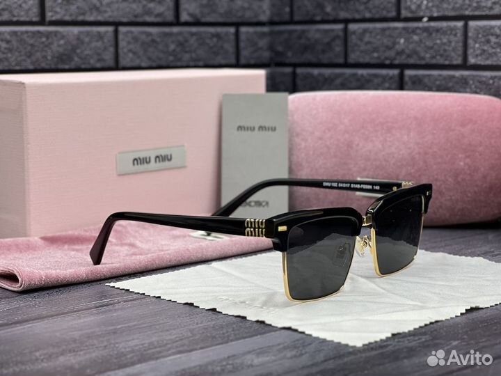 Солнцезащитные очки Miu Miu