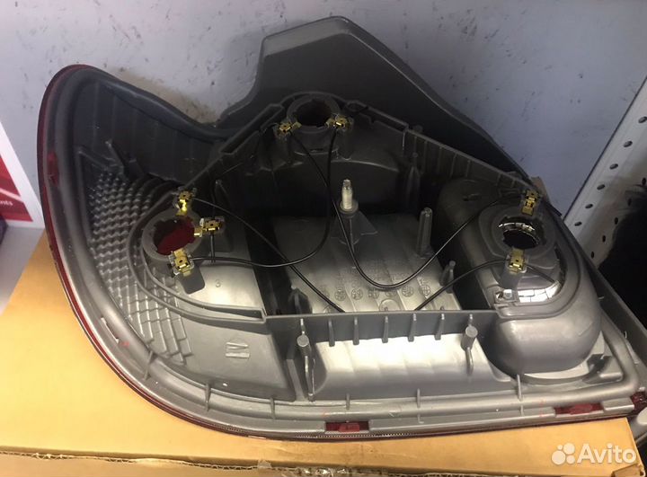 Фонарь задний левый toyota yaris 212-19C7L-LD-UE