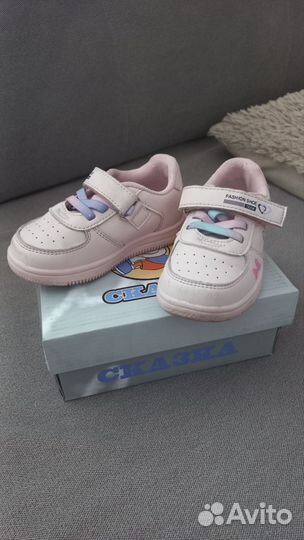 Кроссовки для девочки