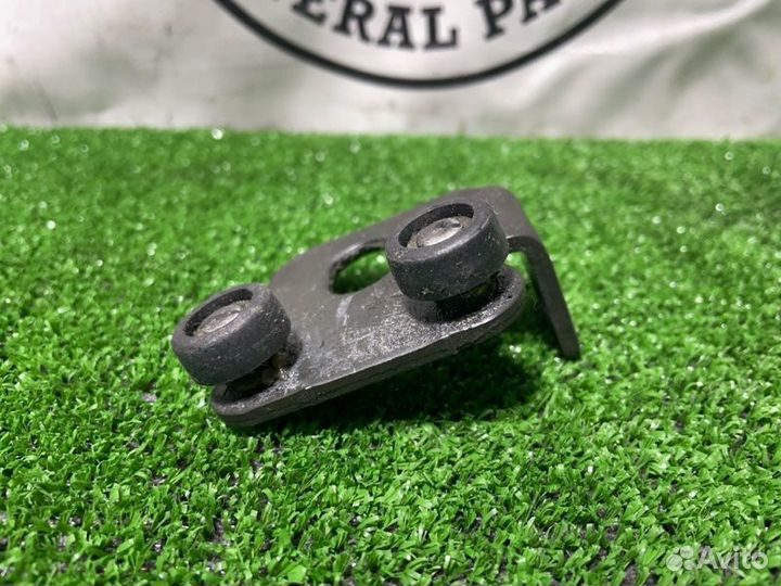 Петля двери задняя левая Mitsubishi Delica PD6W