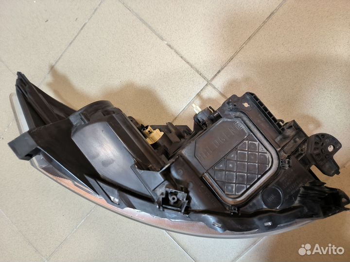 Фара левая для Toyota Auris E150