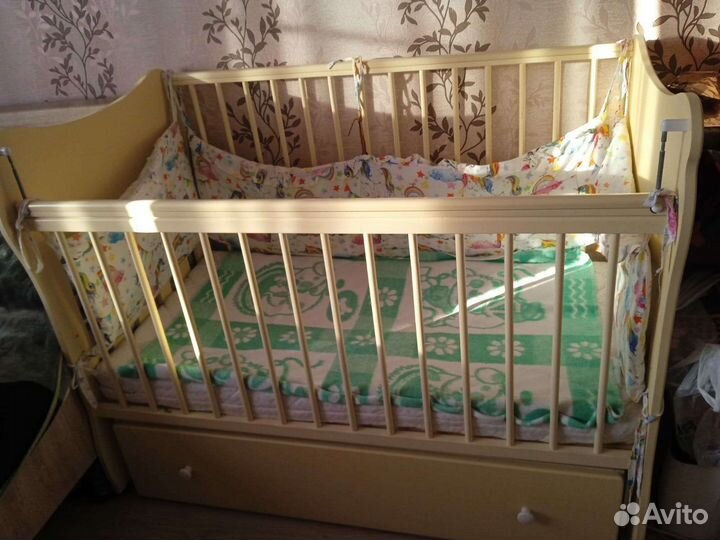 Детская кроватка с маятником