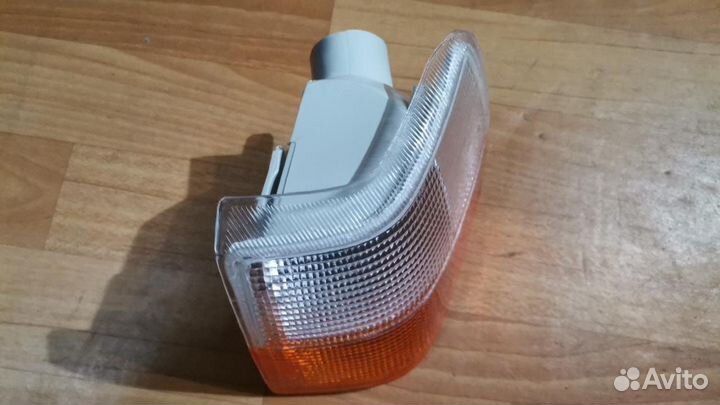 Поворотник левый Volvo 740T 760 940 960