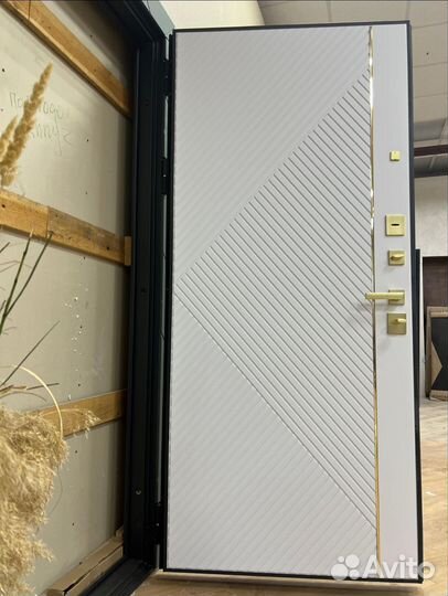 Входная дверь квартирная с золотом