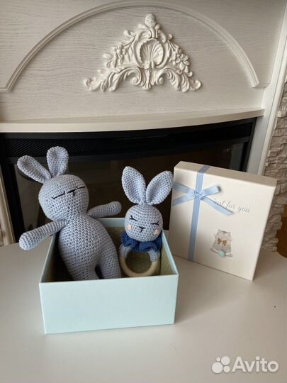 Вязаная погремушка и зайка-сплюшка