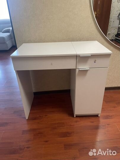 Маникюрный стол