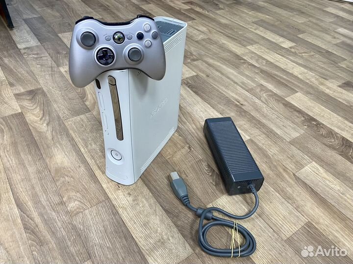 Приставка Xbox 360 / Белая/Как Новая/Игровые диски