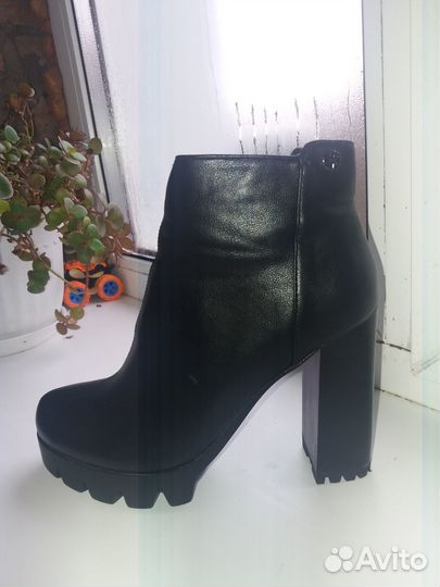 Ботинки женские 38 размер новые