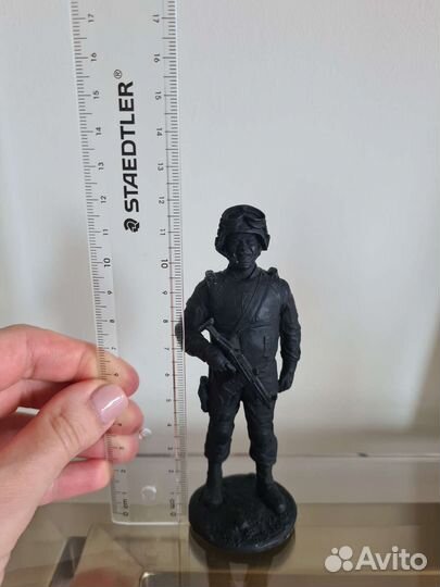 Чугунная статуэтка боец