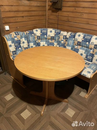 Кухонный уголок со столом