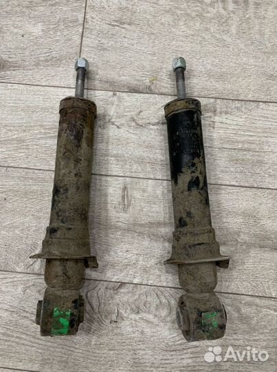 Задние амортизаторы оригинал Toyota avensis 2