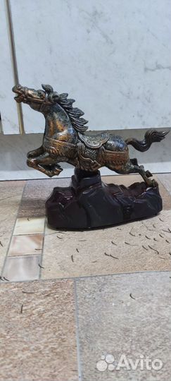 Зажигалка в виде лошади с подсветкой глаз