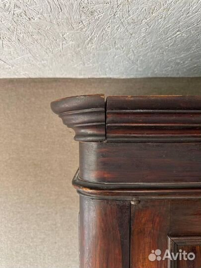 Антикварный шкаф