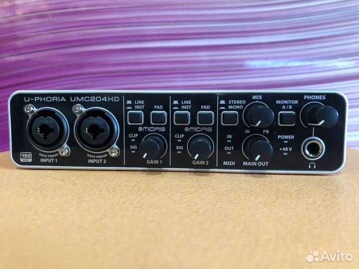 Звуковая карта Behringer UMC204HD