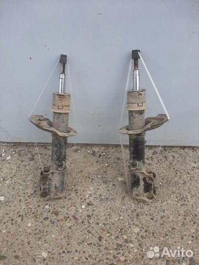 Стойки передние Hyundai Solaris